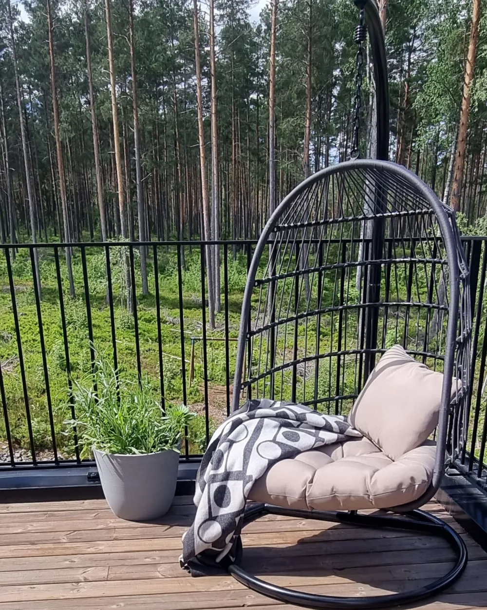 Shop Beliani Riipputuoli Jalustalla Polyrottinki Musta Allera